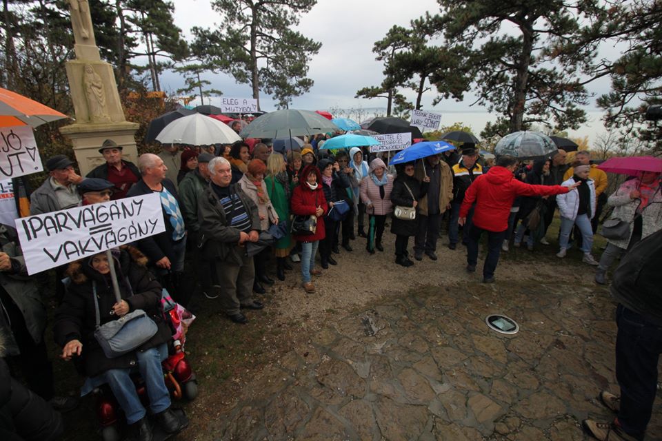 Tüntettek a Balatongyörök és Vonyarcvashegy között épülő ipari kikötő ellen