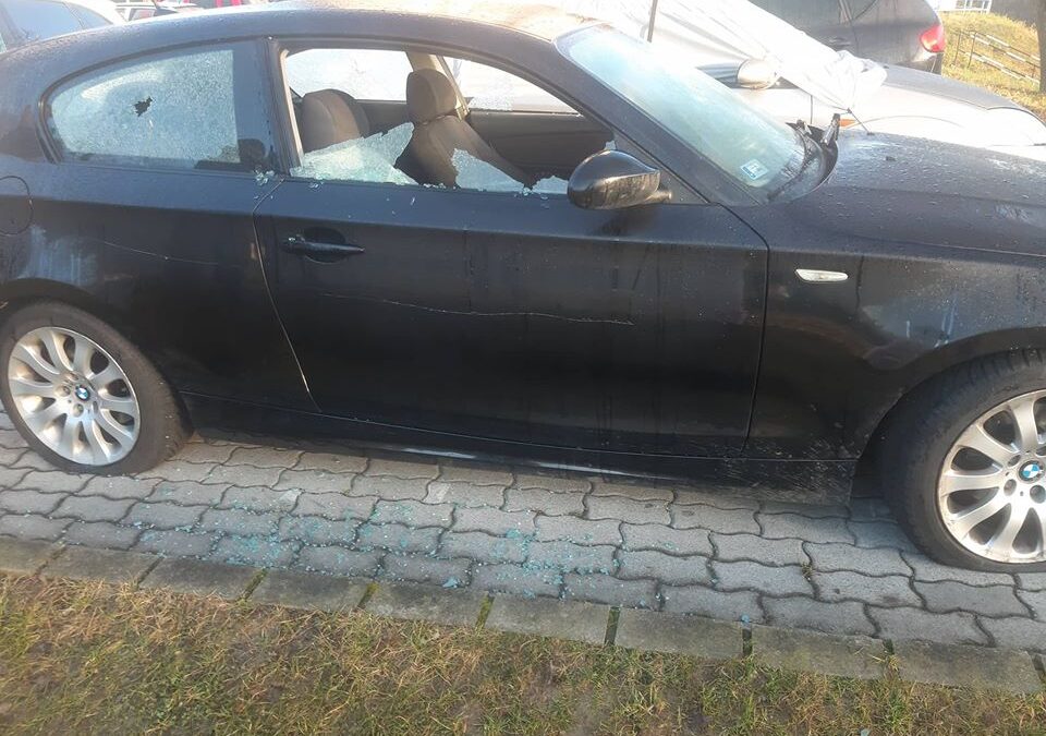 Betörték a kocsi ablakát, kiszúrták a gumijait szenteste Zalaegerszegen