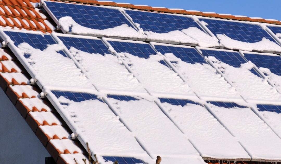 Napfény a jégen – vannak-e kockázatai a napelemeknek télen?