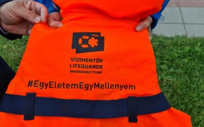 Felavatták az első mentőmellényállványt Balatonalmádiban
