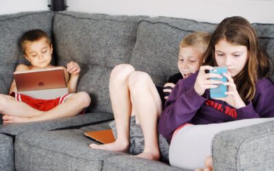 Nem alszanak eleget a mobilozás miatt a 10-16 év körüli gyerekek