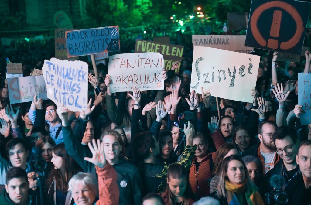 Három fővárosi gimnázium nyolc tanárát rúgják ki a tankerületi igazgatók