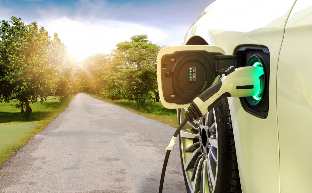 E-autó flottára vált a Schneider Electric, munkatársait is segíti az átállásban a cég