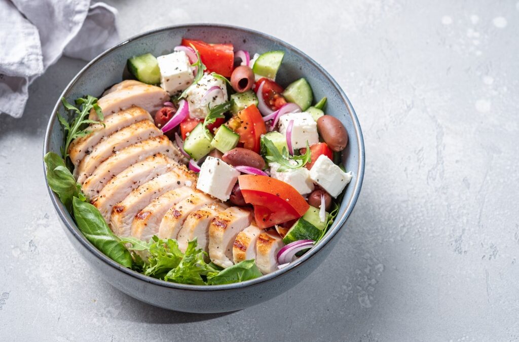 Nem a gulyás, hanem a grillezett hús görög salátával lett a magyarok kedvenc egészséges étele