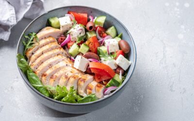 Nem a gulyás, hanem a grillezett hús görög salátával lett a magyarok kedvenc egészséges étele