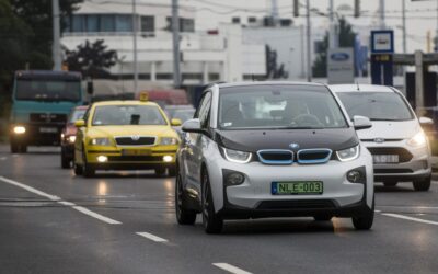 Hamarosan megszűnhet a zöld rendszámos autók ingyenes parkolása Budapesten is