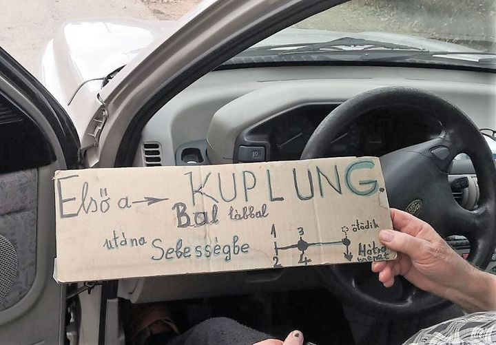 Elkaptak egy sofőrt, aki kartonlapról olvasta vezetés közben, hogy melyik a kuplung