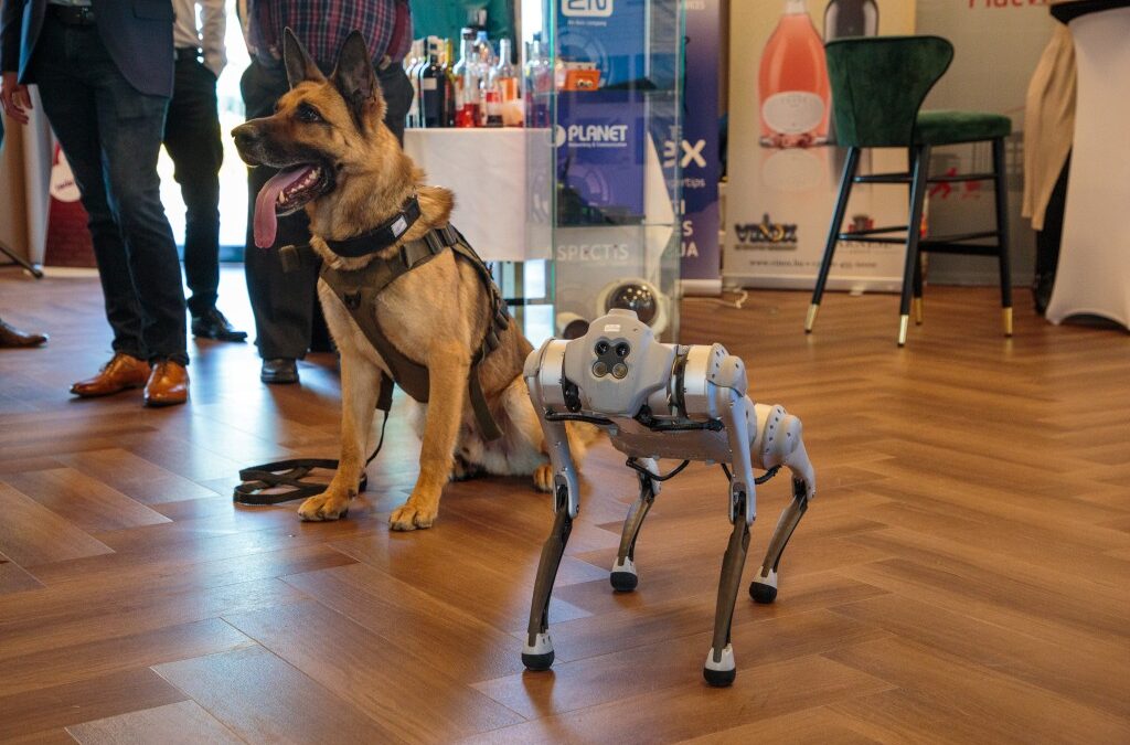 Bombakereső kutyával pózolt a robotkutya a hazai biztonsági konferencián