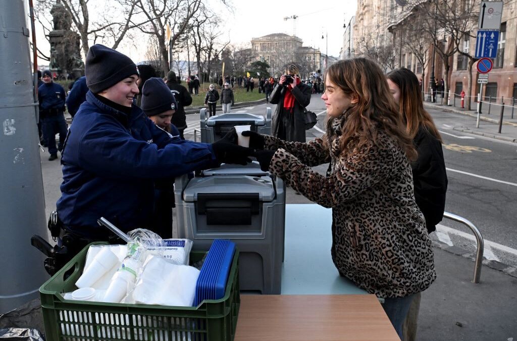Rendőrök osztottak meleg teát a tüntetőknek, akik Pintér Sándor leváltását követelték