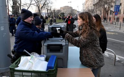 Rendőrök osztottak meleg teát a tüntetőknek, akik Pintér Sándor leváltását követelték