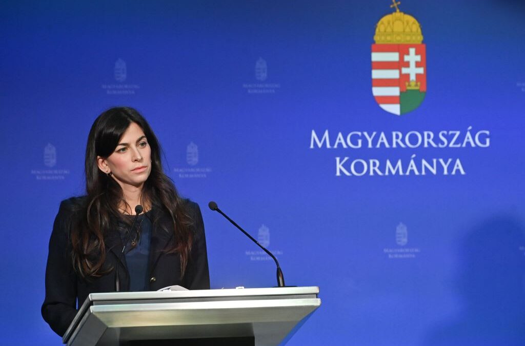 Kormányszóvivő: márciustól átlagosan 20 százalékkal nő az ápolók alapbére