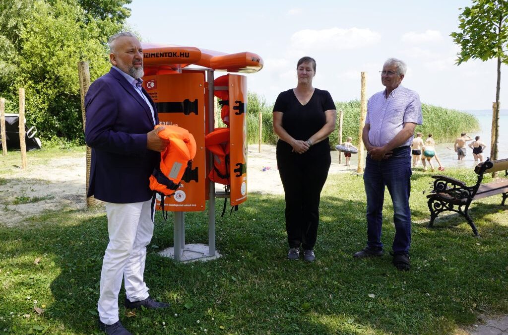 A tizedik mentőmellény-állványt avatták fel a Balatonnál