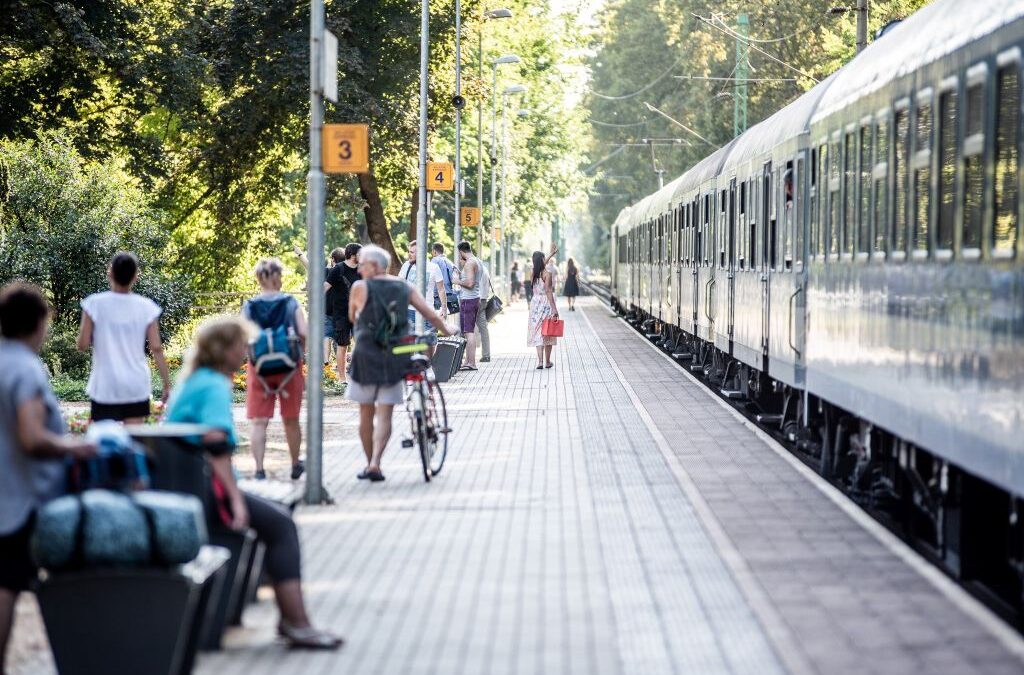 MÁV: az extrém hőség ingadozóbbá tette a közlekedés pontosságát júniusban