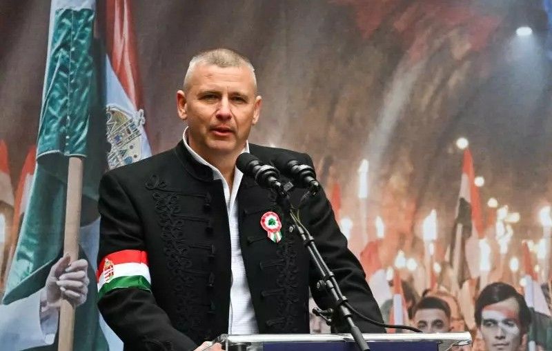 Elvitték a rendőrök Ruszin-Szendi engedéllyel tartott fegyverét