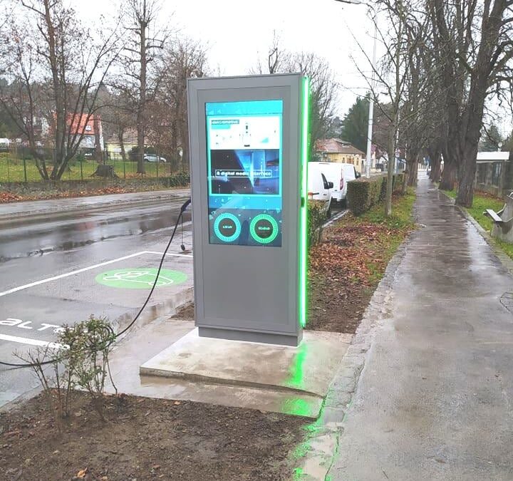 Az ország első multimédiáskijelzős elektromos töltőállomását adták át Leányfalun
